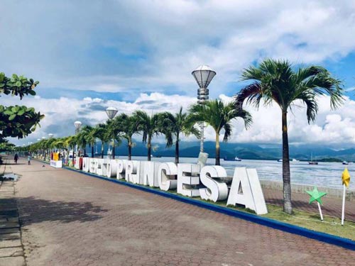 Have quality time in Puerto Princesa City Baywalk Park