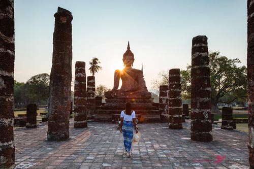 Pay a visit to the famous Wat Mahathat